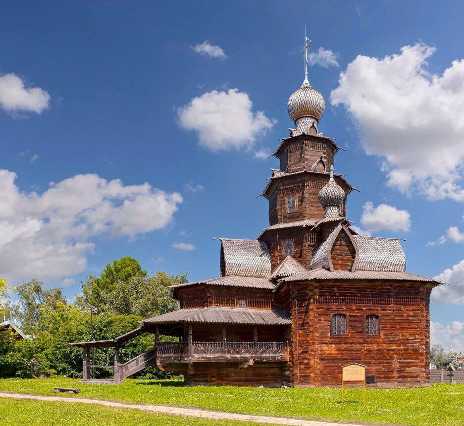 Деревянная русская церковь Деревянная русская церковь в суздале
